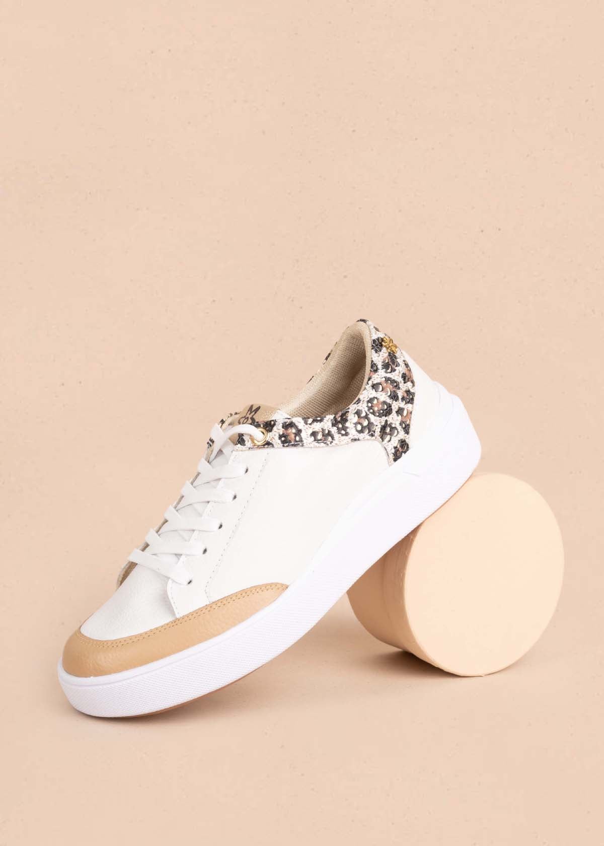 Tenis casuales en cuero color blanco con folia animal print 104772