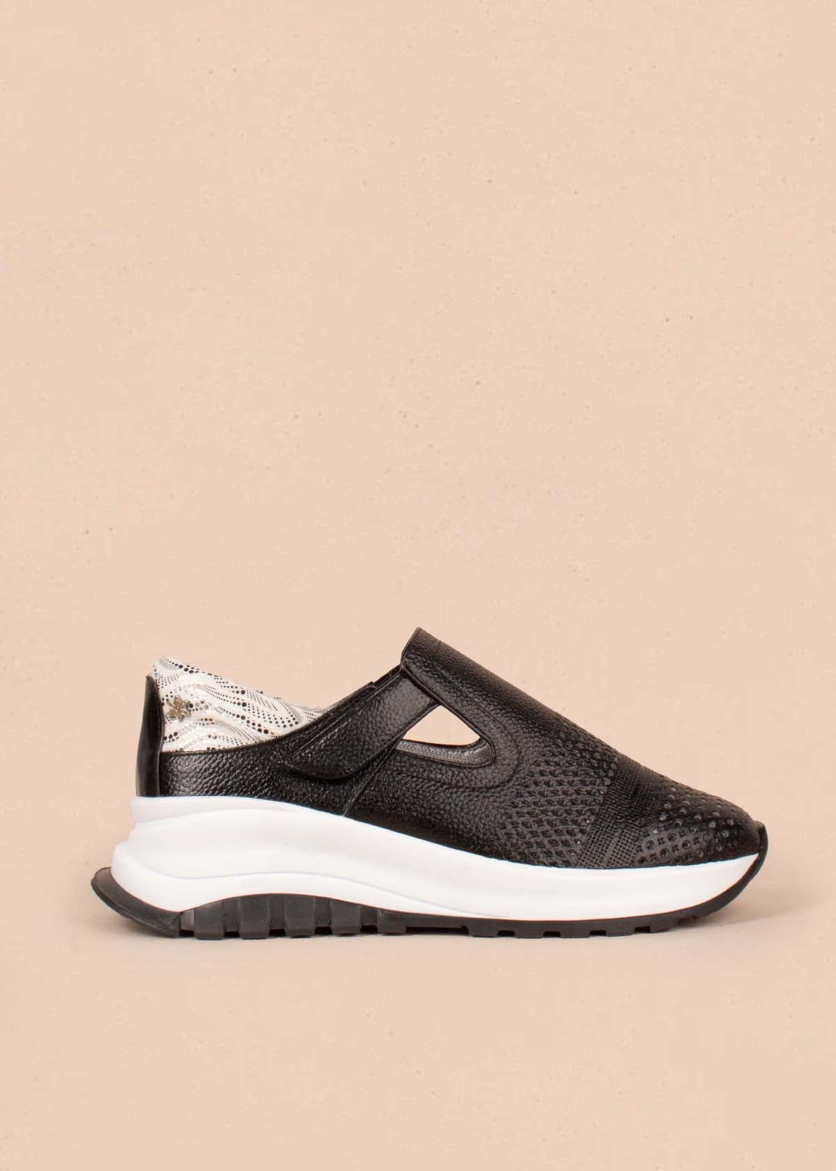 Tenis casuales en cuero color negro con perforaciones y correa 104774