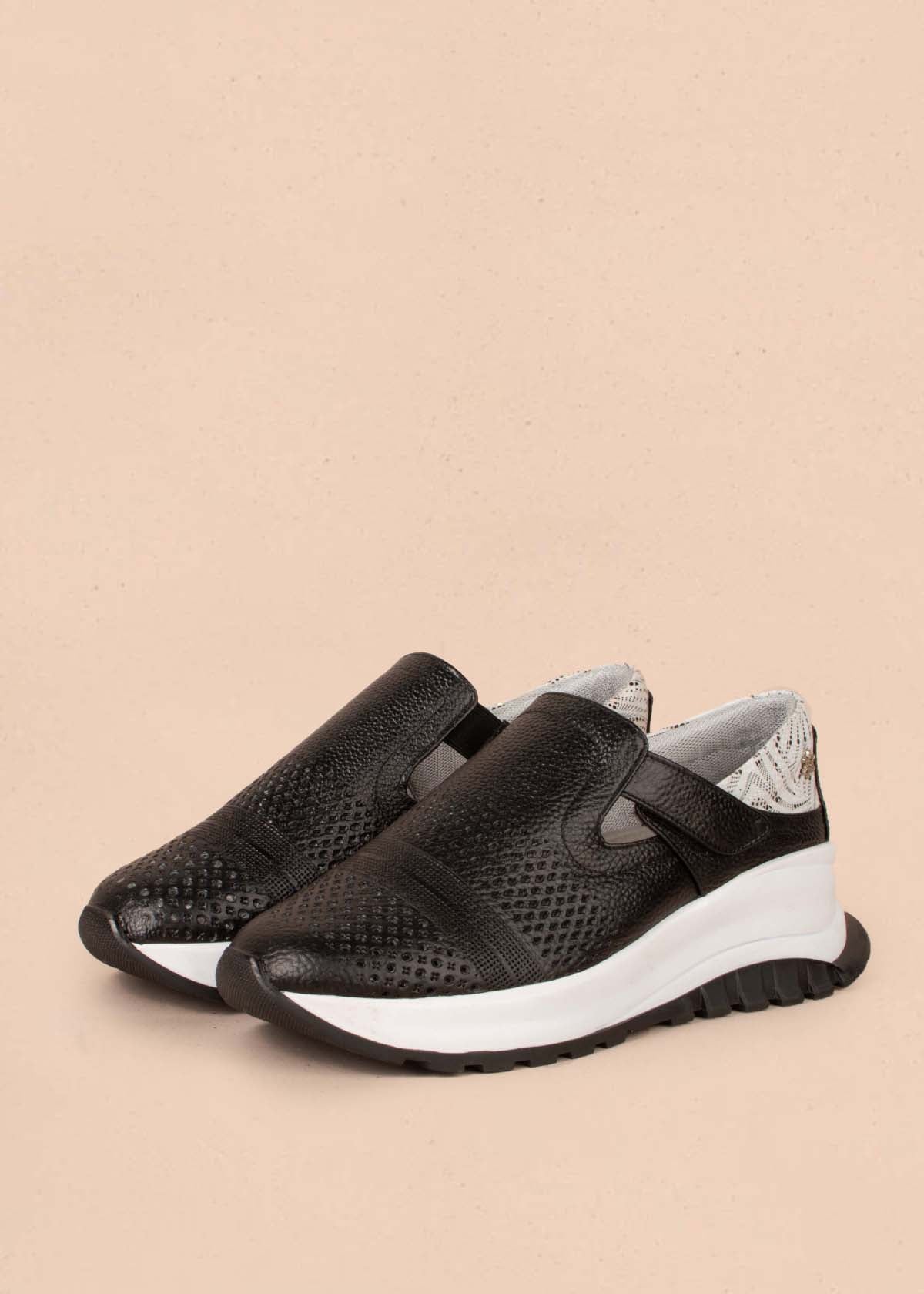 Tenis casuales en cuero color negro con perforaciones y correa 104774