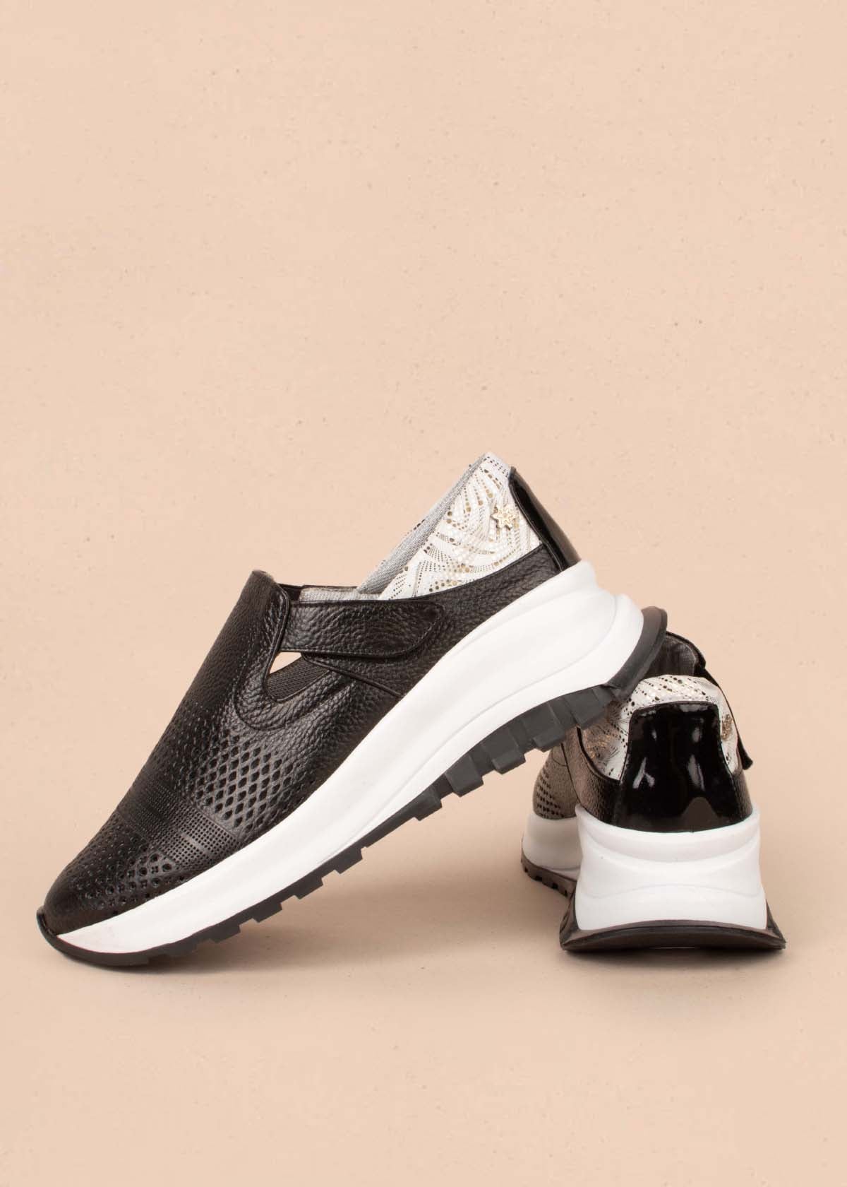 Tenis casuales en cuero color negro con perforaciones y correa 104774