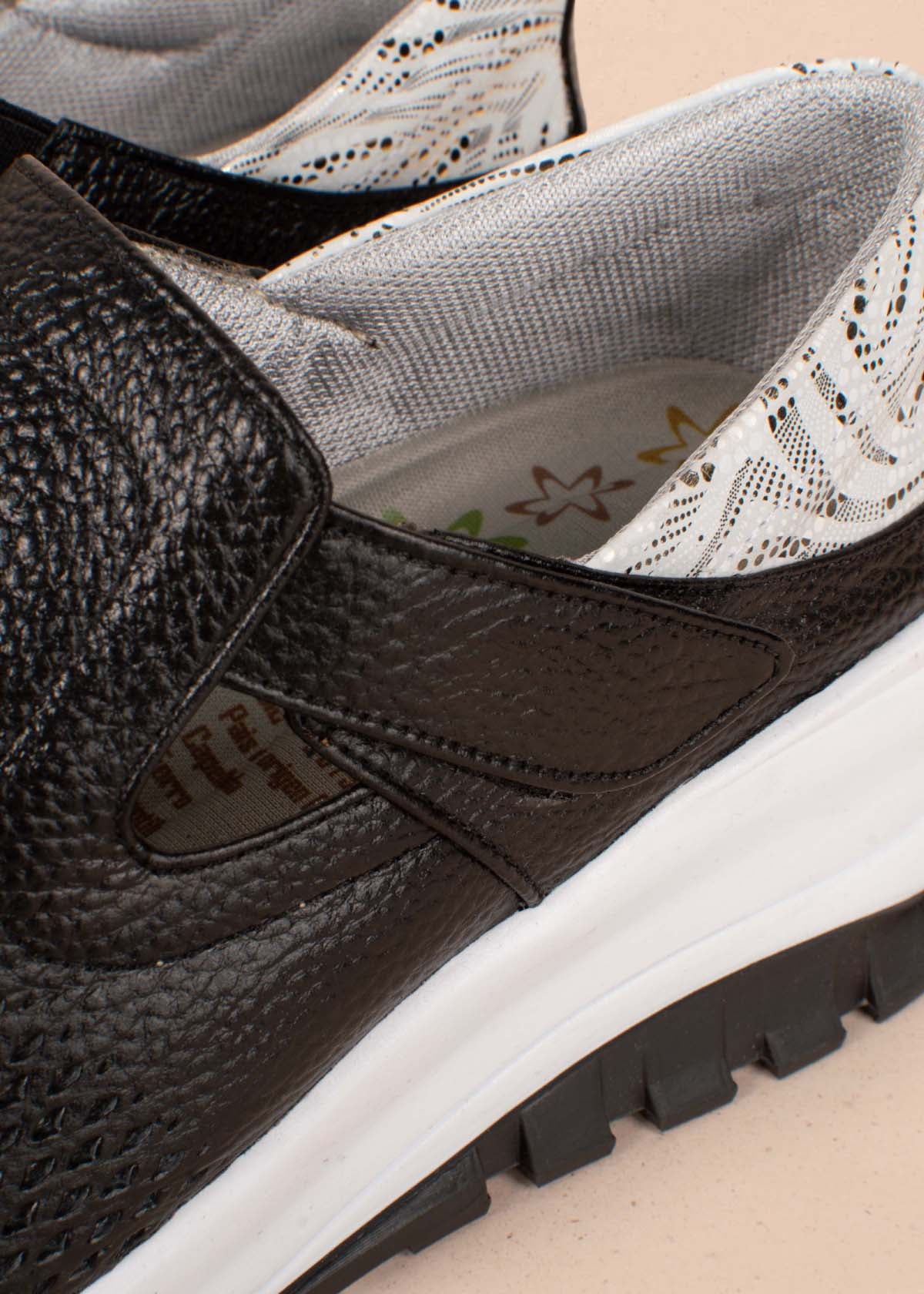 Tenis casuales en cuero color negro con perforaciones y correa 104774
