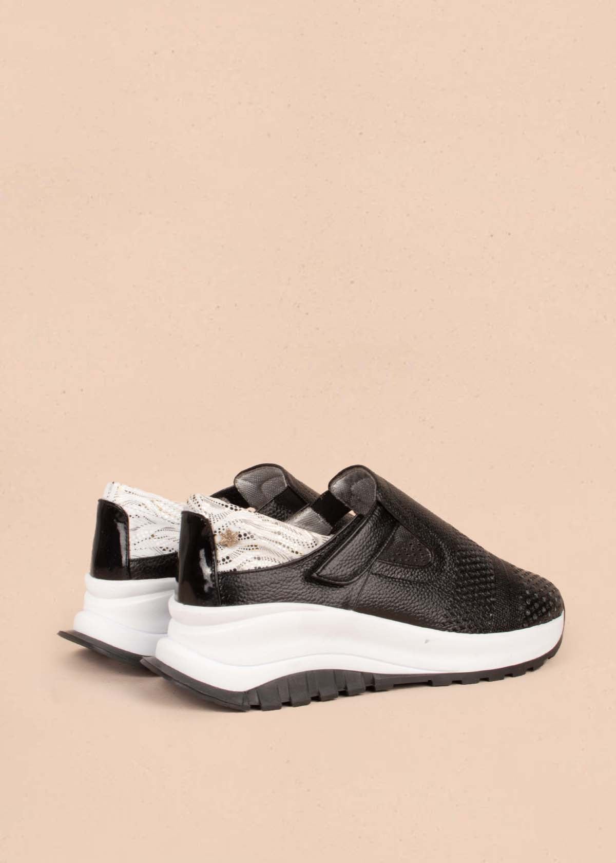 Tenis casuales en cuero color negro con perforaciones y correa 104774