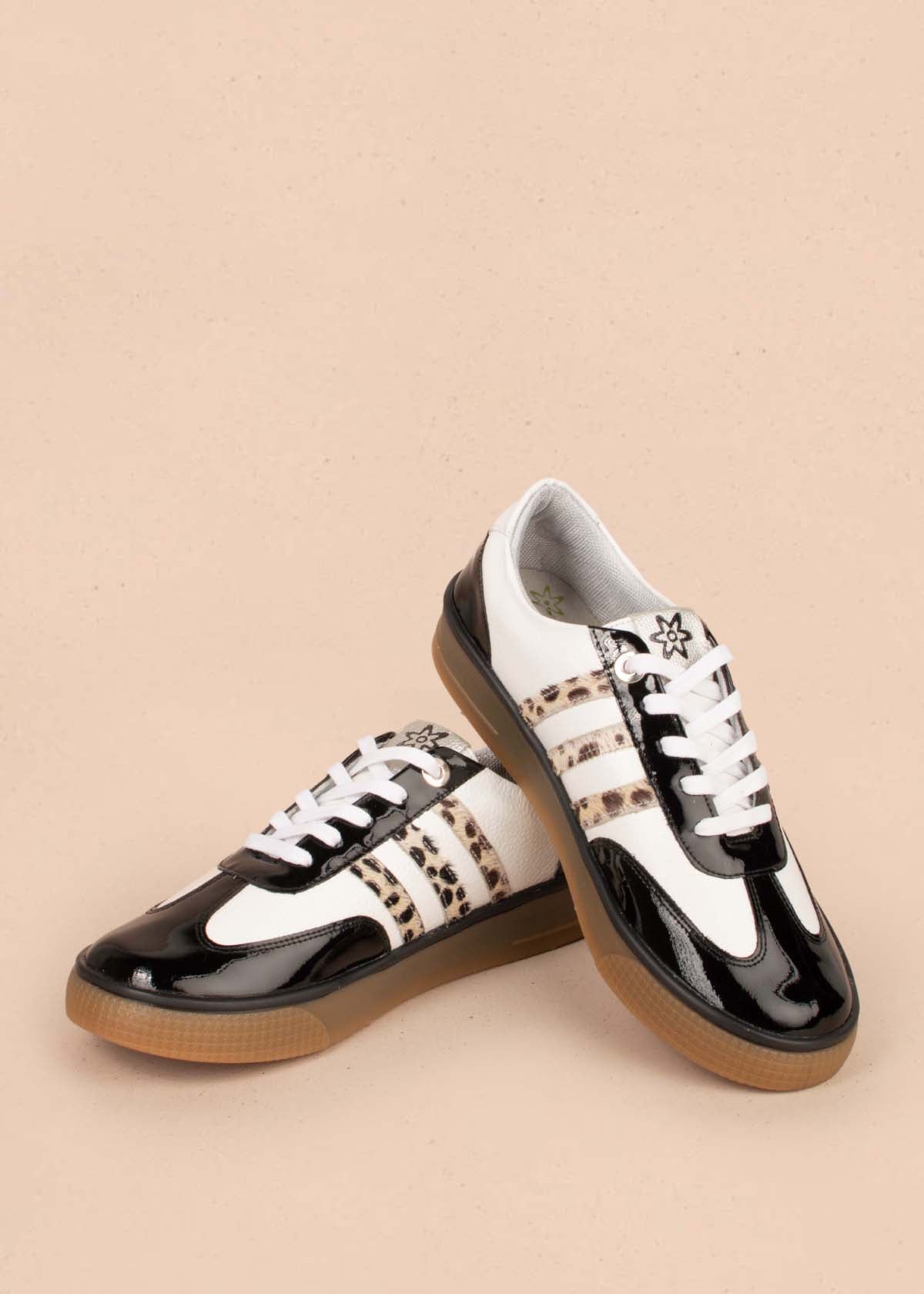 Tenis casuales en cuero color negro charol 104775