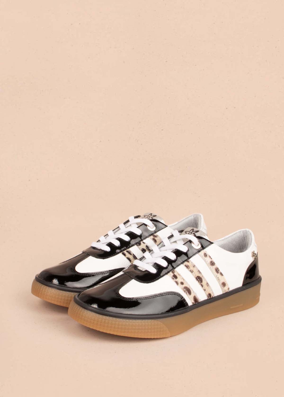 Tenis casuales en cuero color negro charol 104775