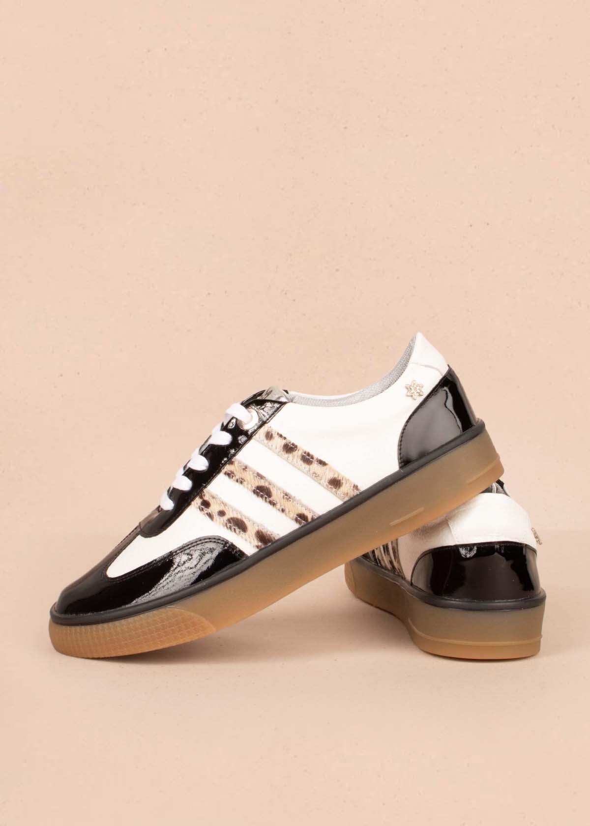 Tenis casuales en cuero color negro charol 104775