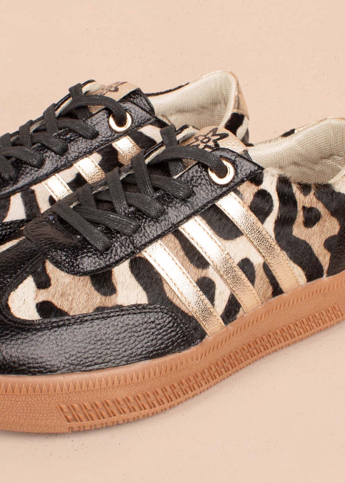 Tenis casuales en cuero color negro y cuero con pelo animal print 104776