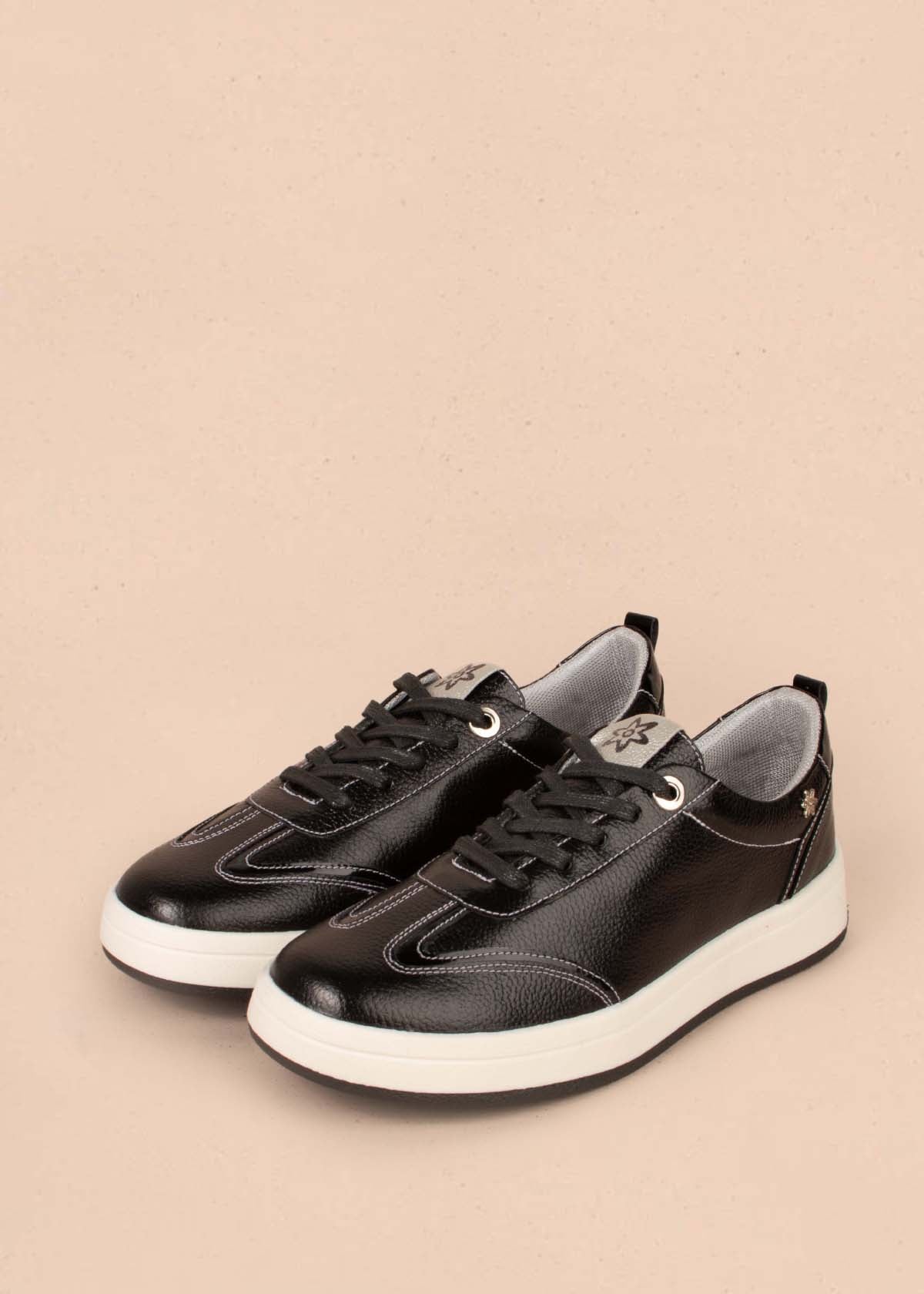 Tenis casuales en cuero color negro con costuras blancas 104777