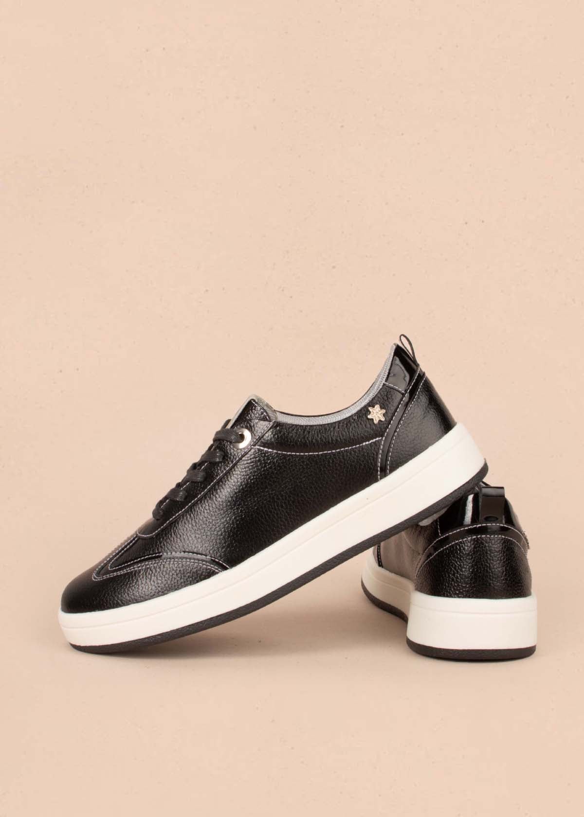 Tenis casuales en cuero color negro con costuras blancas 104777
