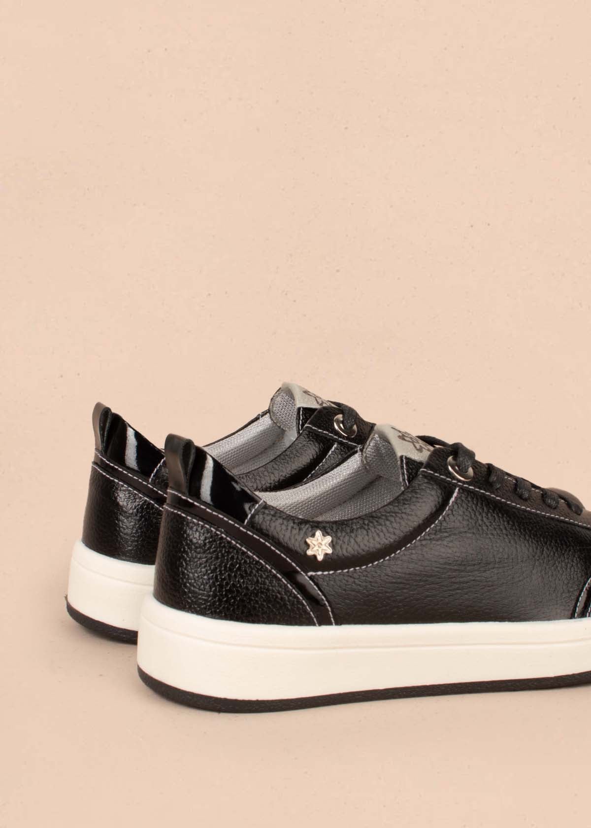 Tenis casuales en cuero color negro con costuras blancas 104777