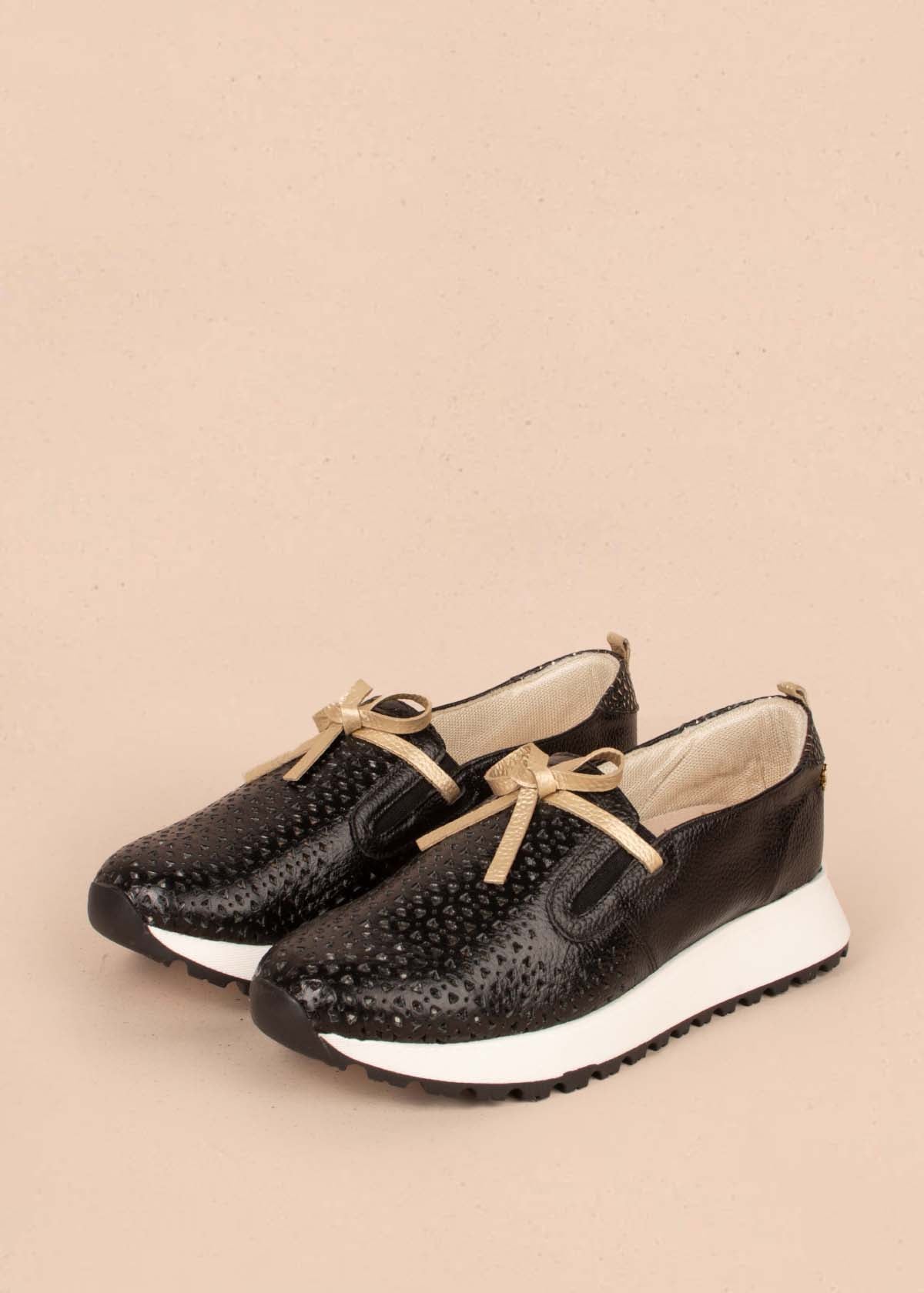 Tenis deportivos en cuero color negro con moño 104779