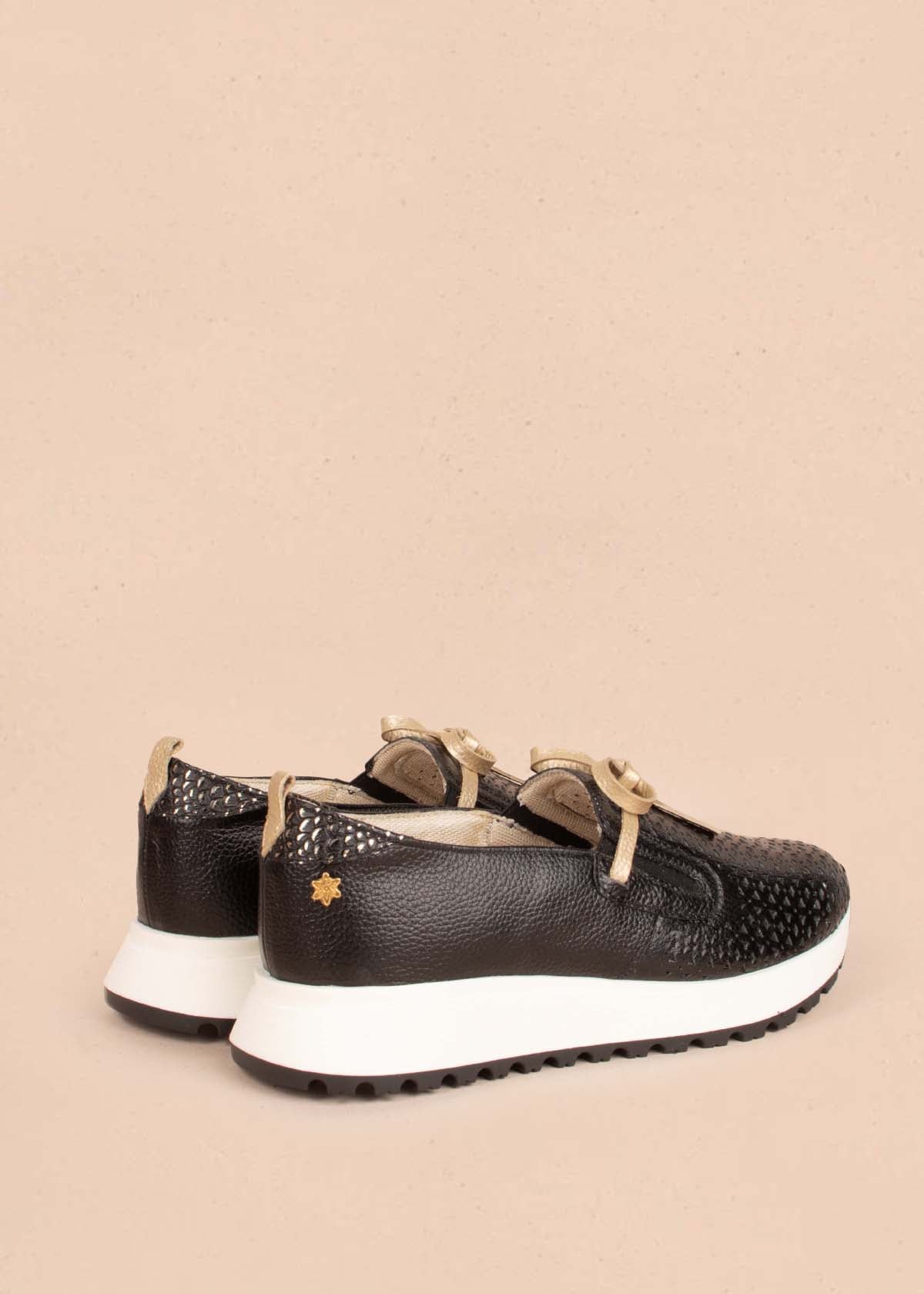 Tenis deportivos en cuero color negro con moño 104779