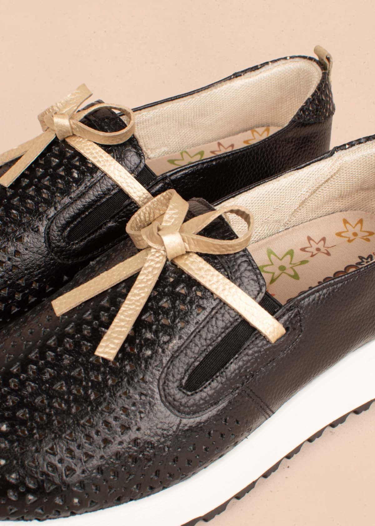 Tenis deportivos en cuero color negro con moño 104779