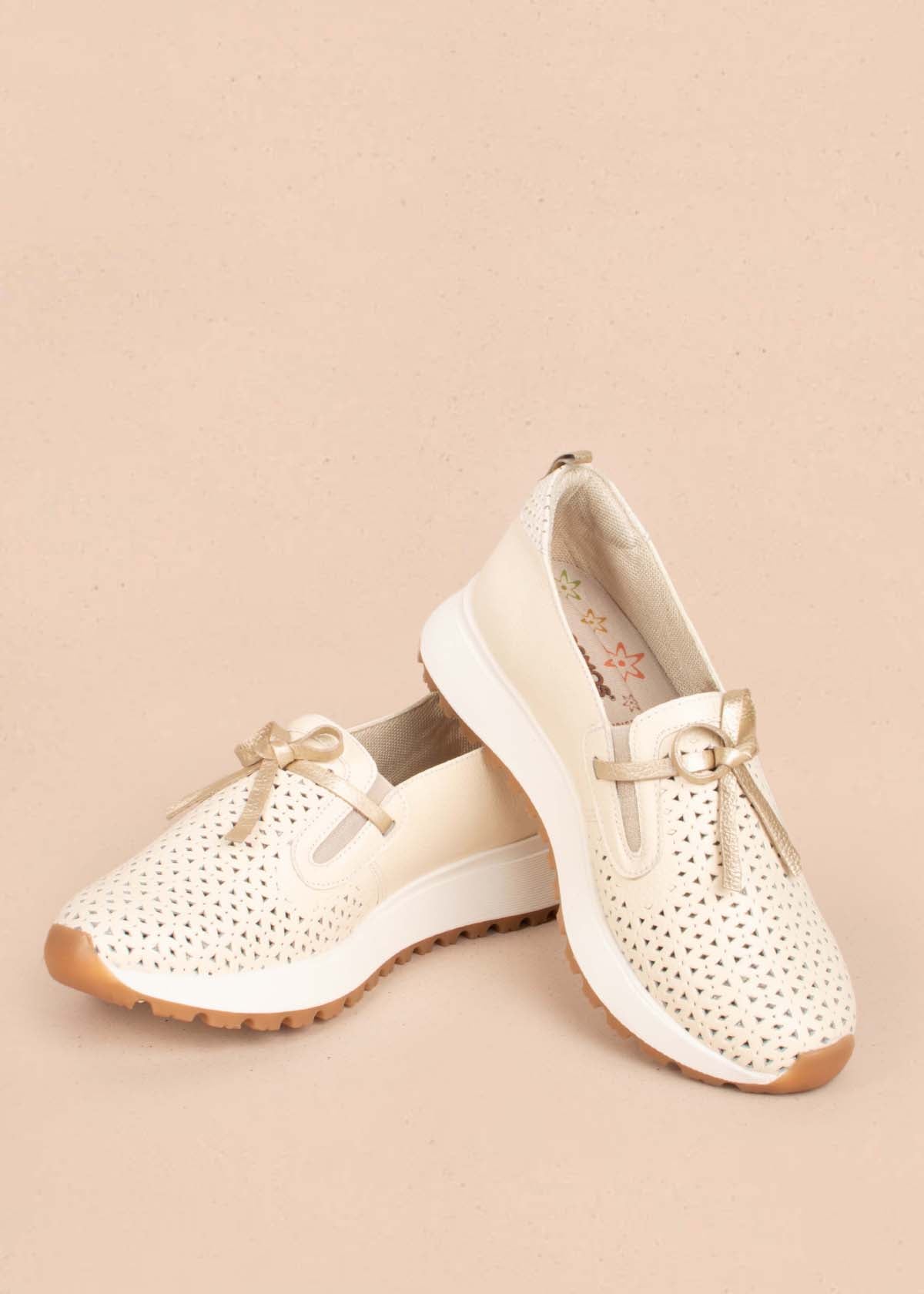 Tenis deportivos en cuero color talco con moño 104779