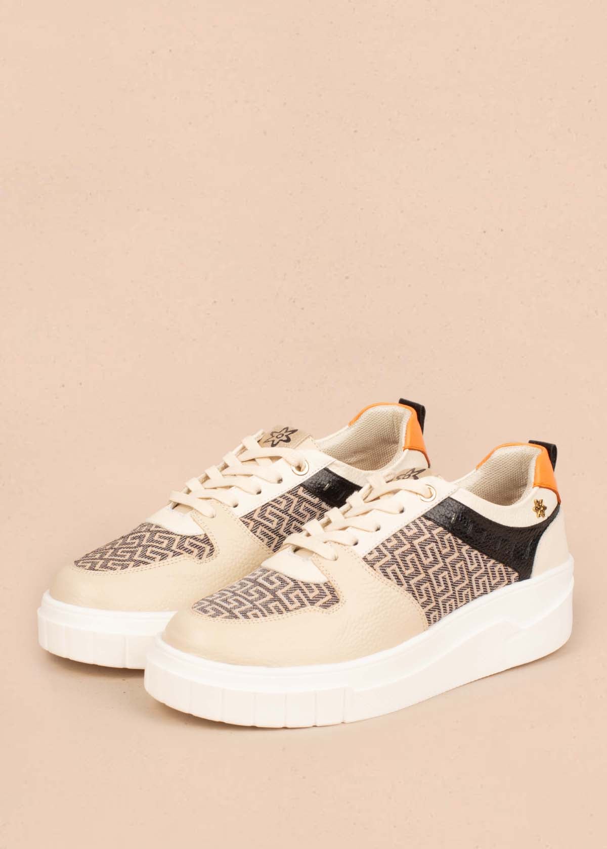 Tenis casuales en cuero color taupe con folia 104782