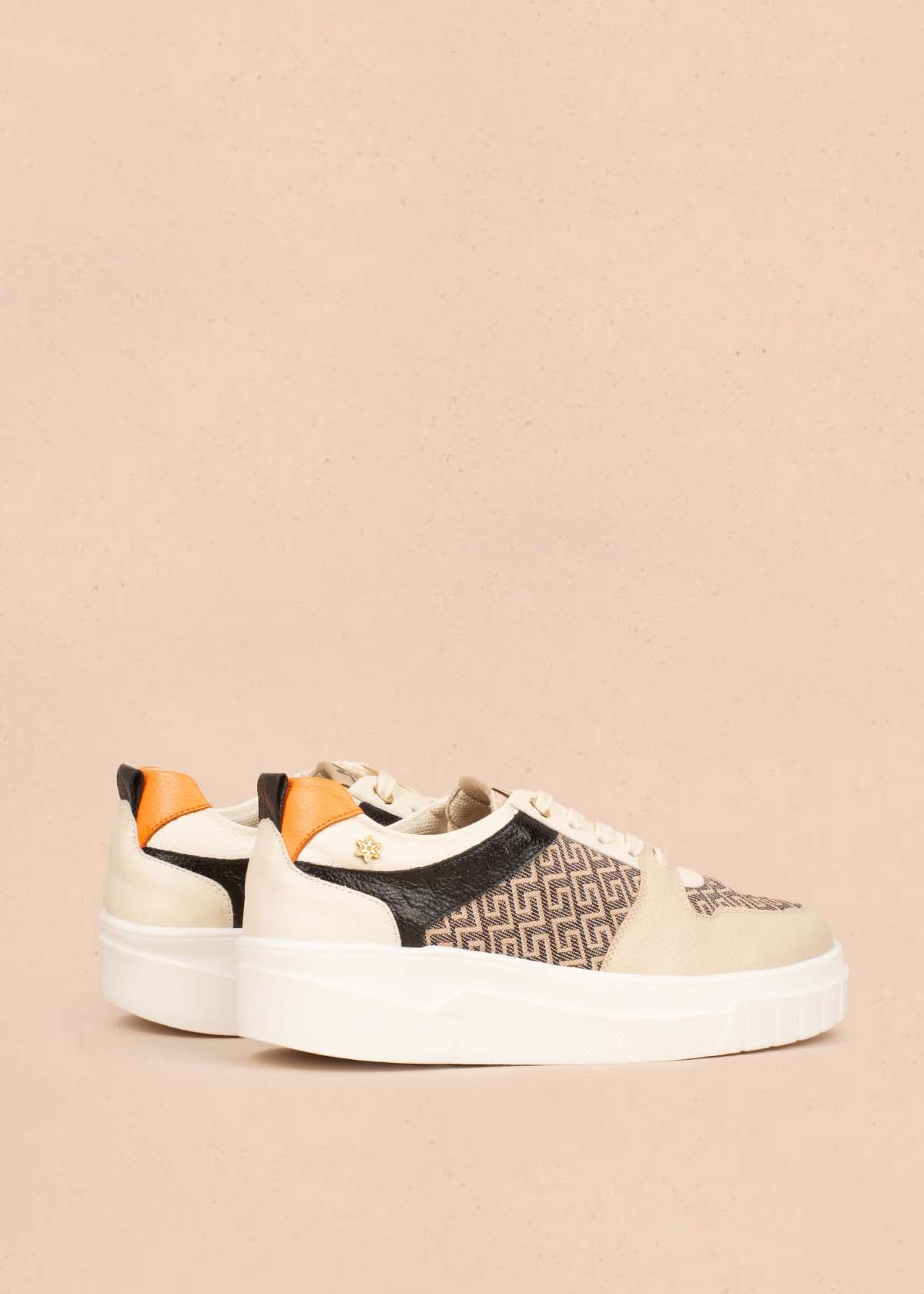 Tenis casuales en cuero color taupe con folia 104782