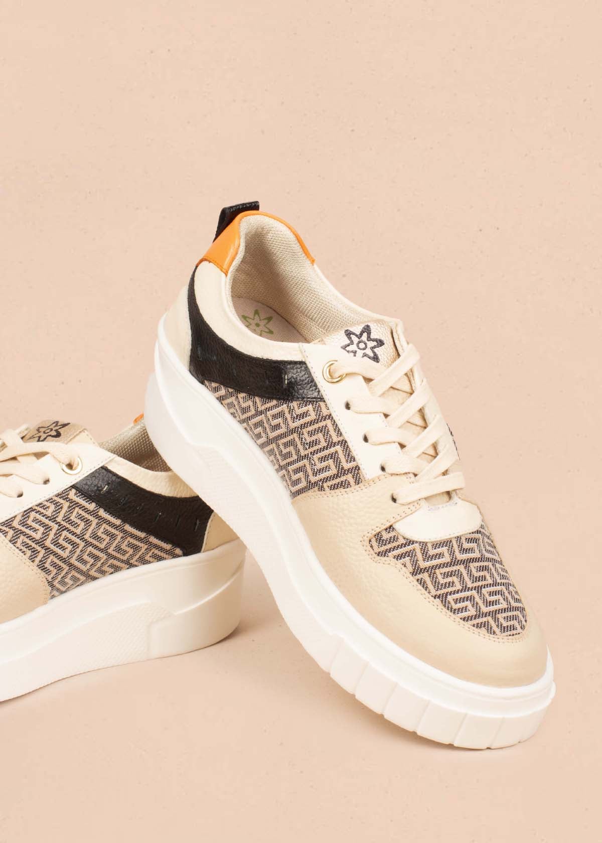 Tenis casuales en cuero color taupe con folia 104782