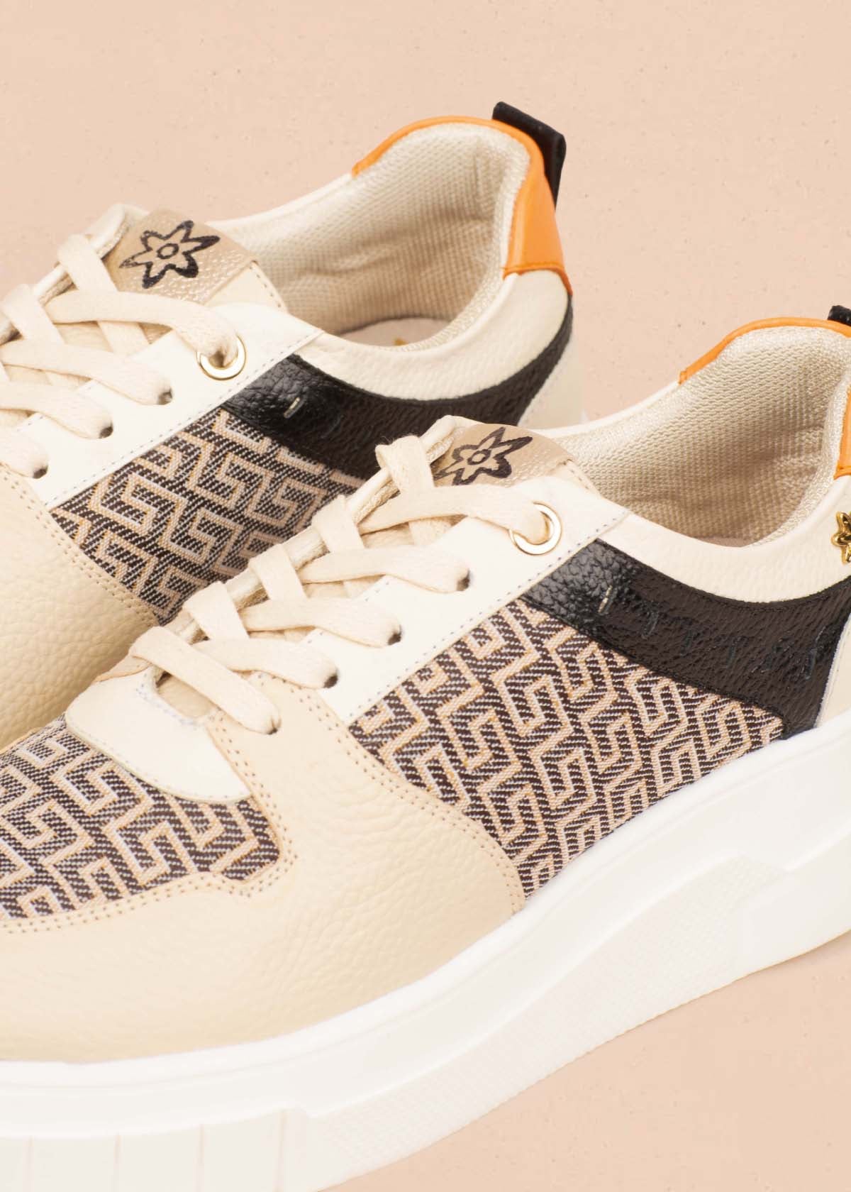 Tenis casuales en cuero color taupe con folia 104782