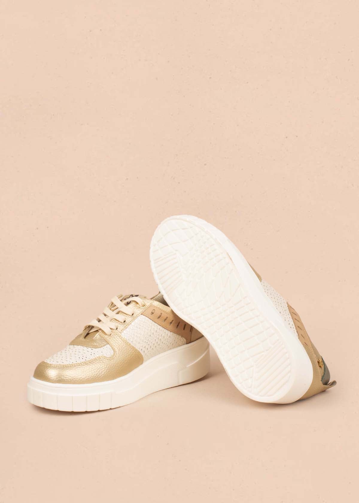 Tenis casuales en cuero color champaña con folia pitón 104783