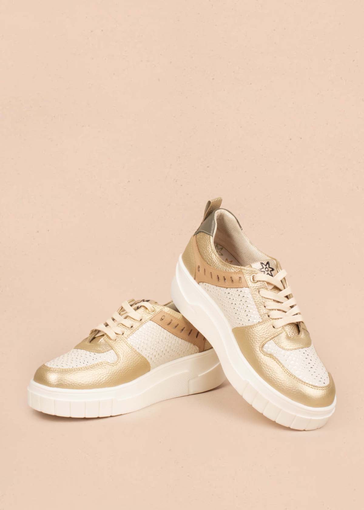 Tenis casuales en cuero color champaña con folia pitón 104783