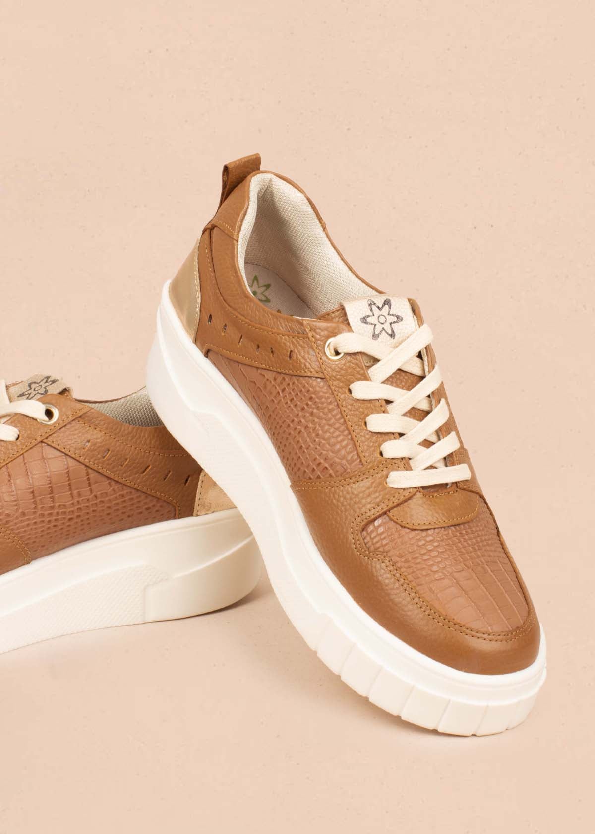 Tenis casuales en cuero color miel con folia pitón 104783