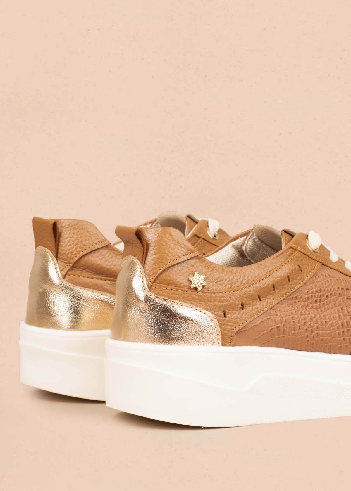Tenis casuales en cuero color miel con folia pitón 104783