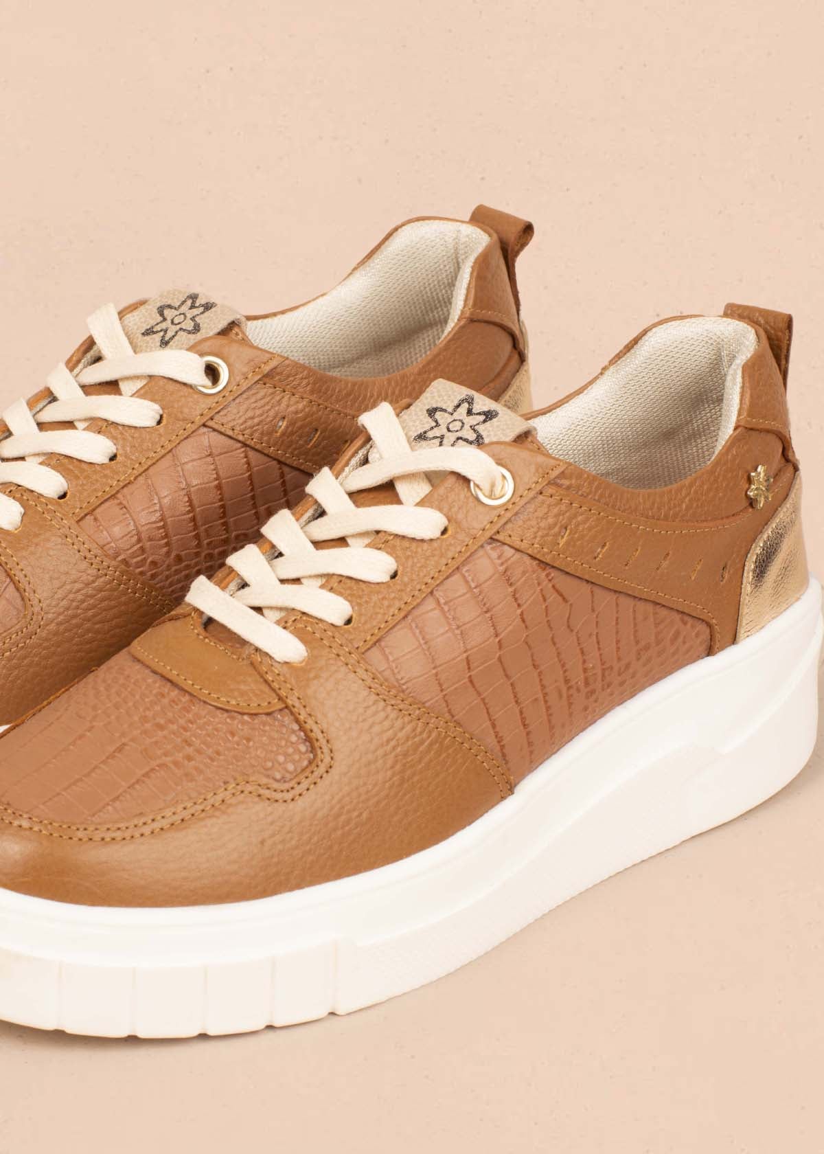 Tenis casuales en cuero color miel con folia pitón 104783