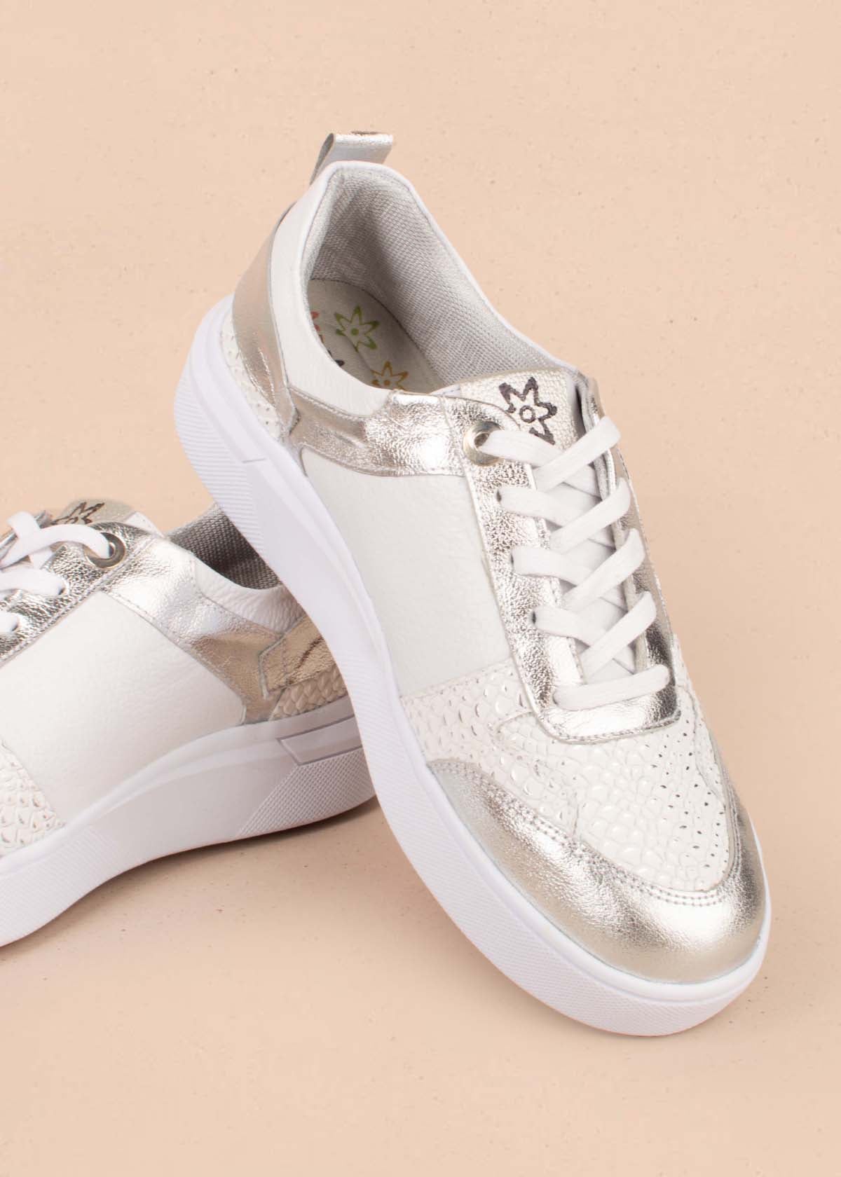 Tenis casuales en cuero color blanco con detalles plateados 104785
