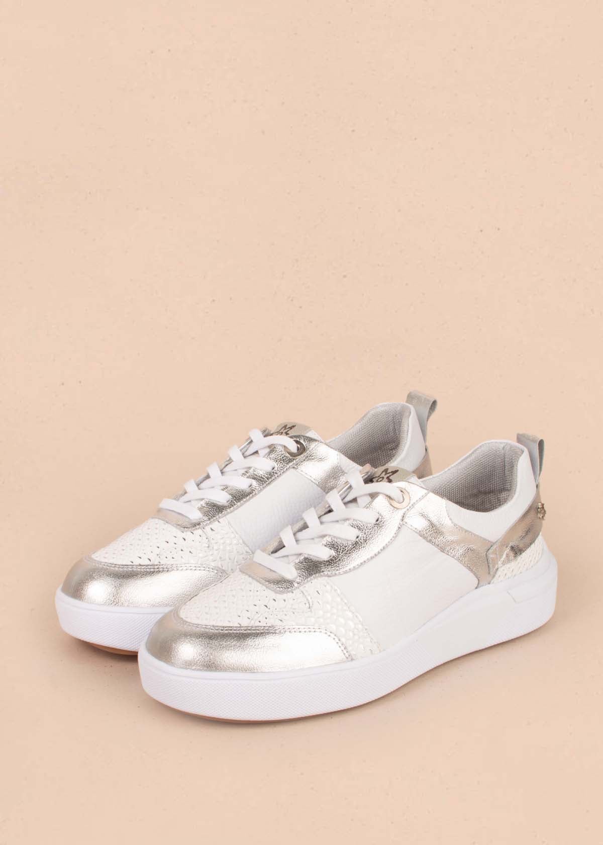 Tenis casuales en cuero color blanco con detalles plateados 104785