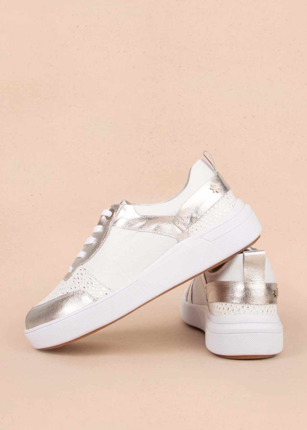 Tenis casuales en cuero color blanco con detalles plateados 104785
