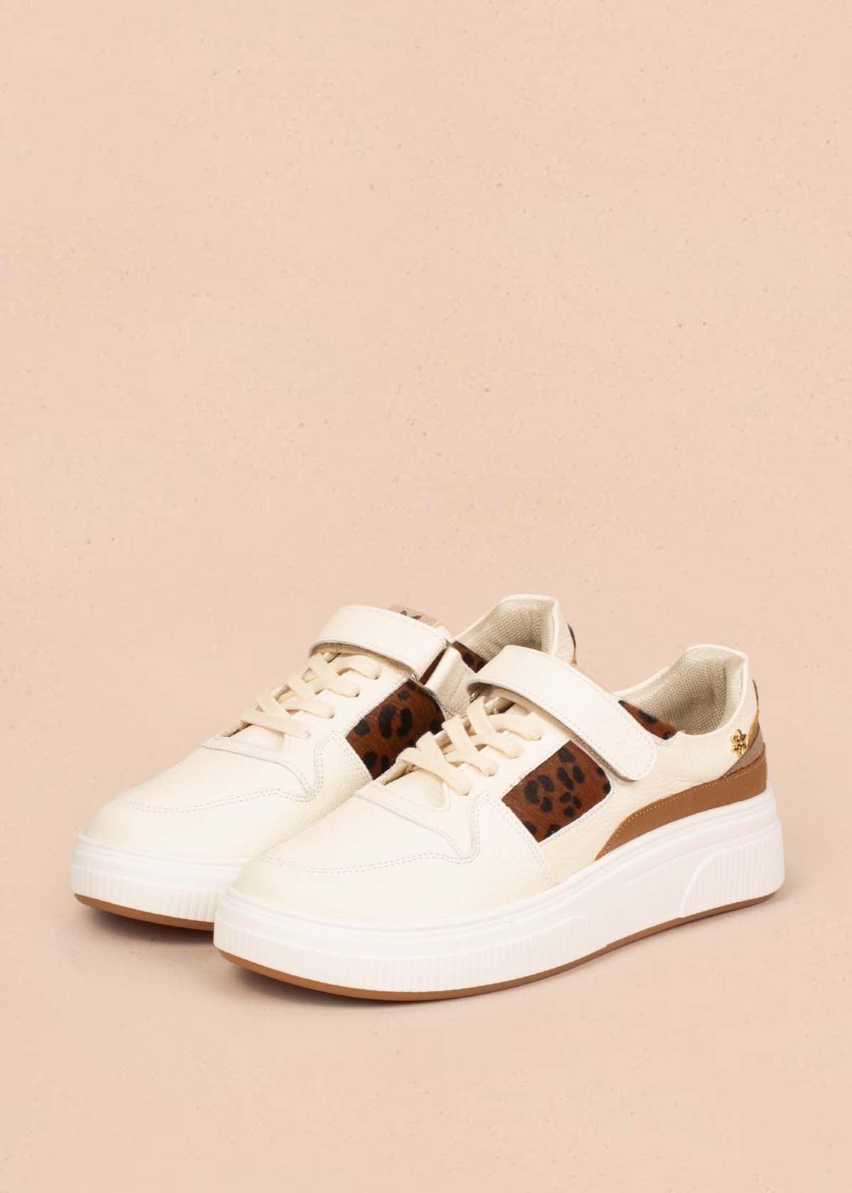 Tenis casuales en cuero color talco con folia animal print 104786