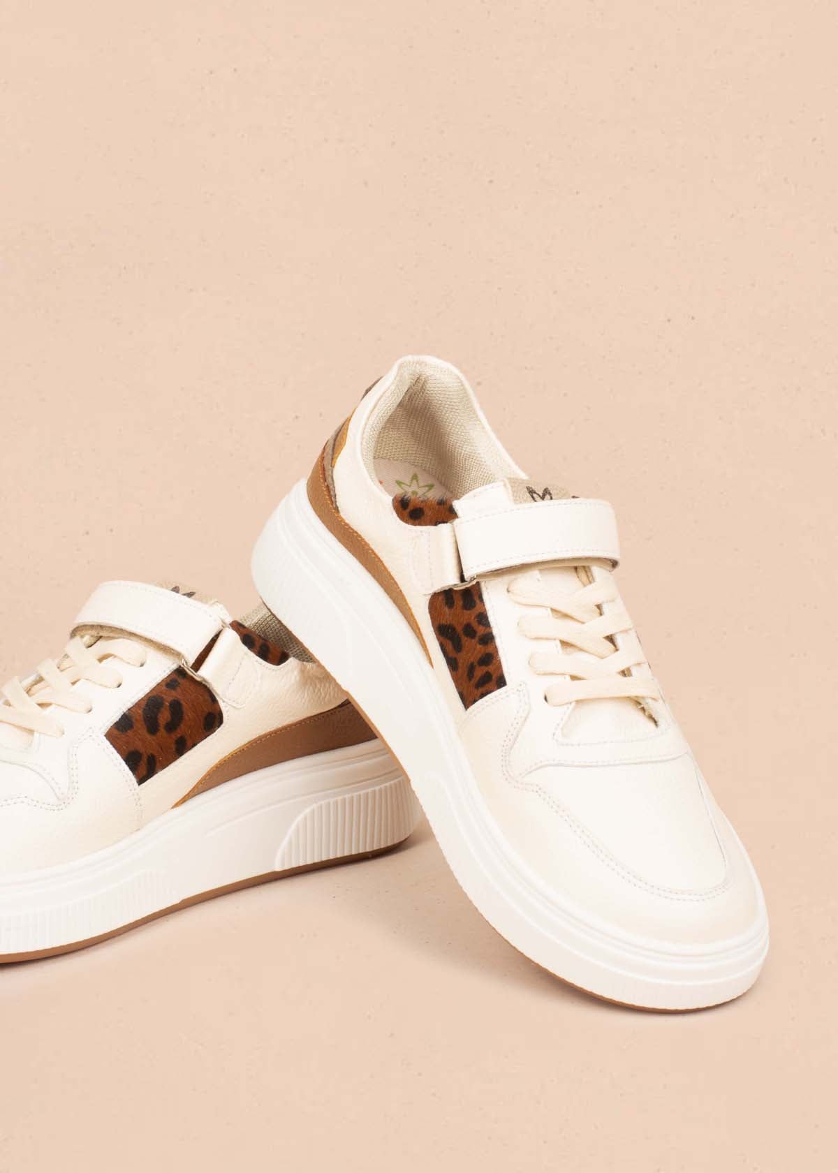 Tenis casuales en cuero color talco con folia animal print 104786