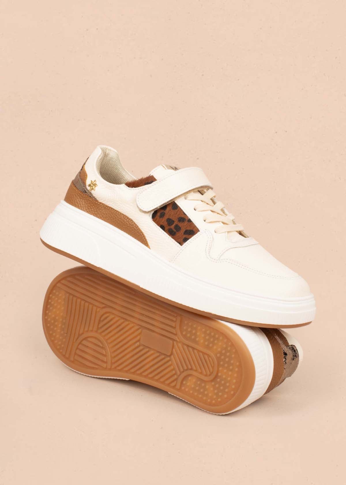 Tenis casuales en cuero color talco con folia animal print 104786