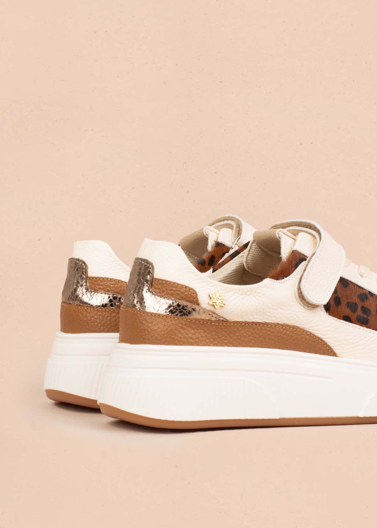 Tenis casuales en cuero color talco con folia animal print 104786