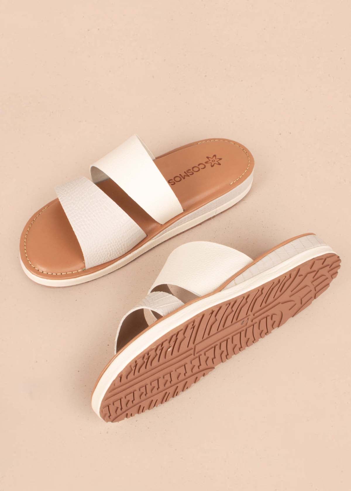 Sandalias en cuero color talco con textura croco 104788