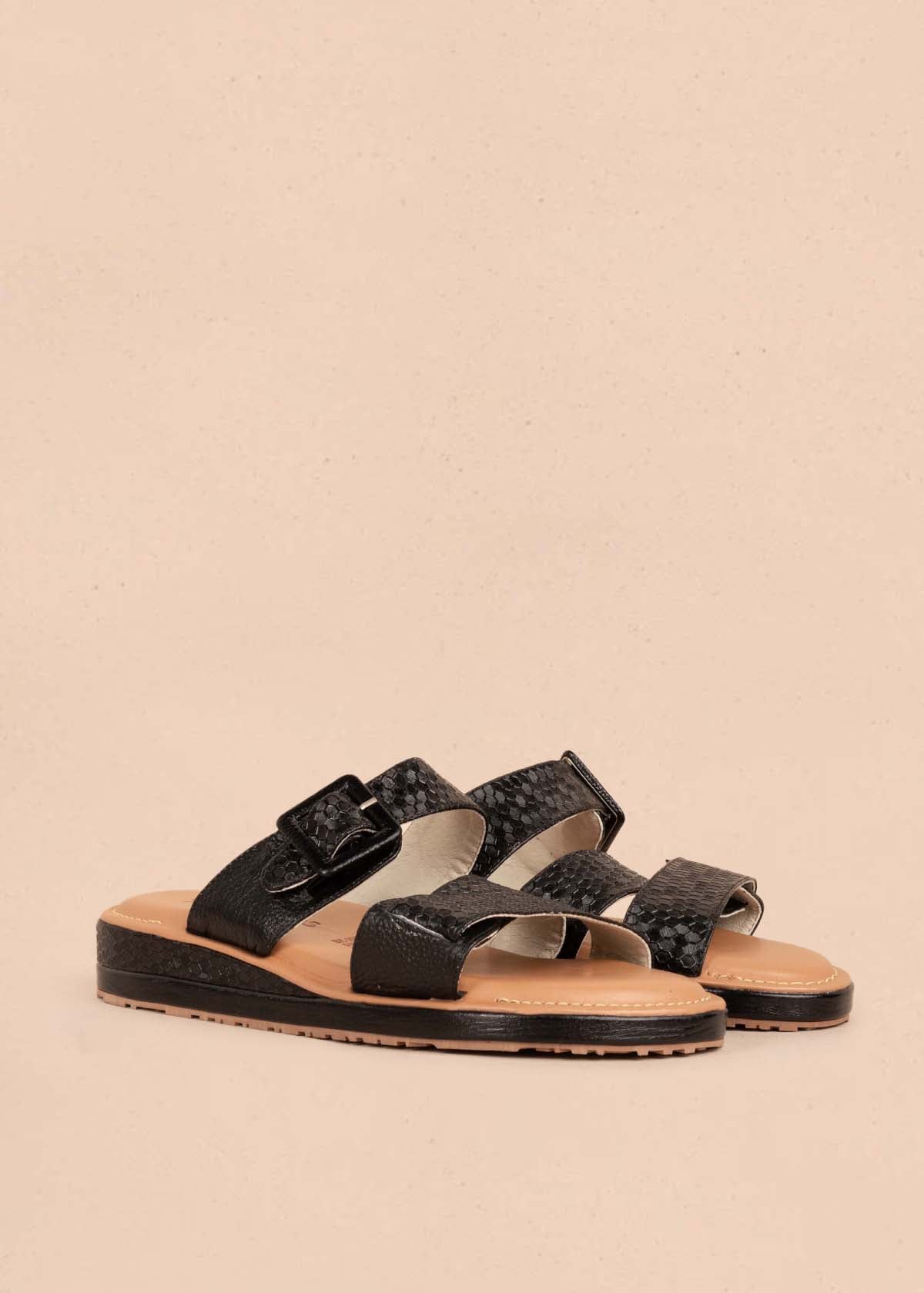 Sandalias planas en cuero color negro con textura croco 104790