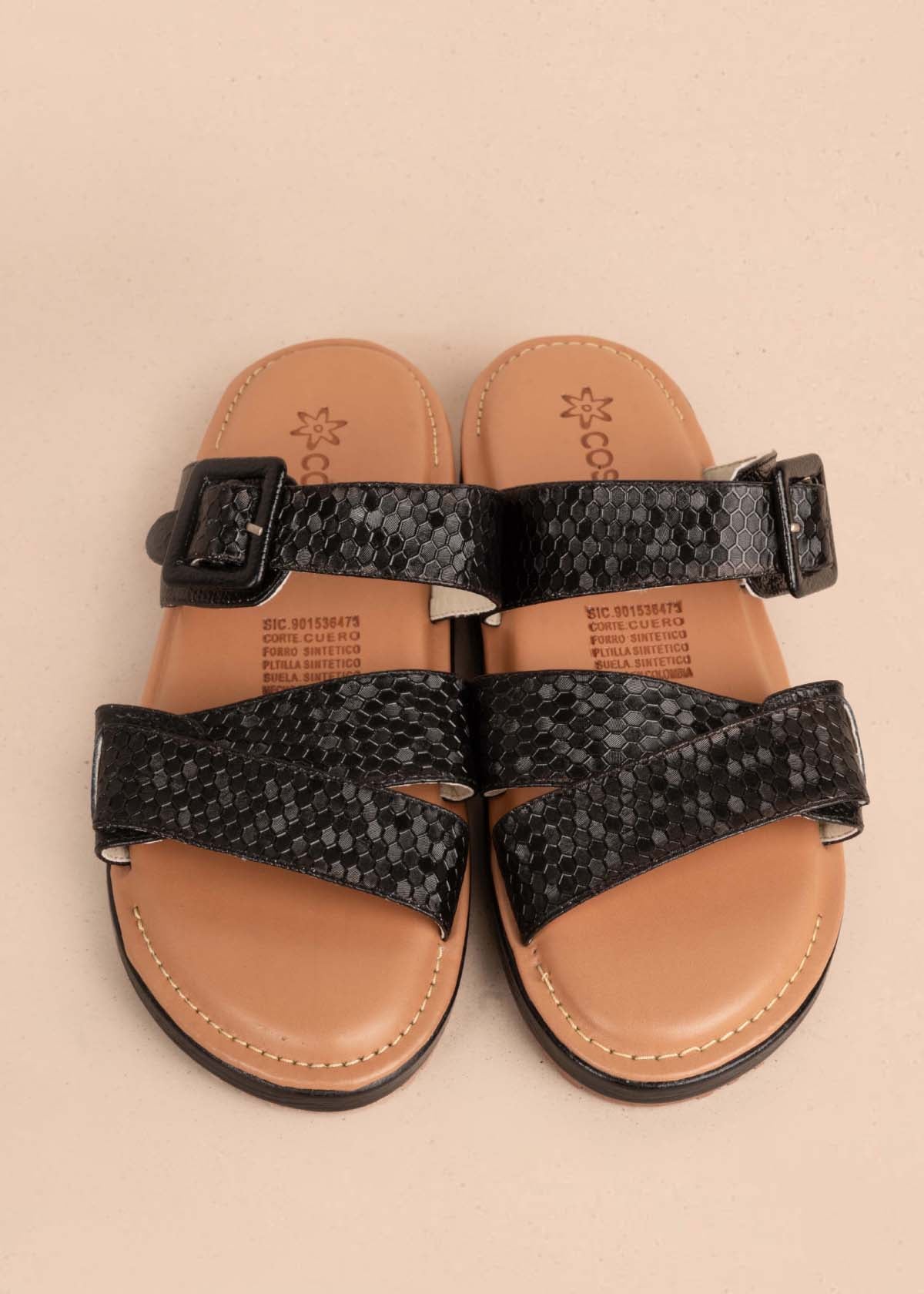 Sandalias planas en cuero color negro con textura croco 104790