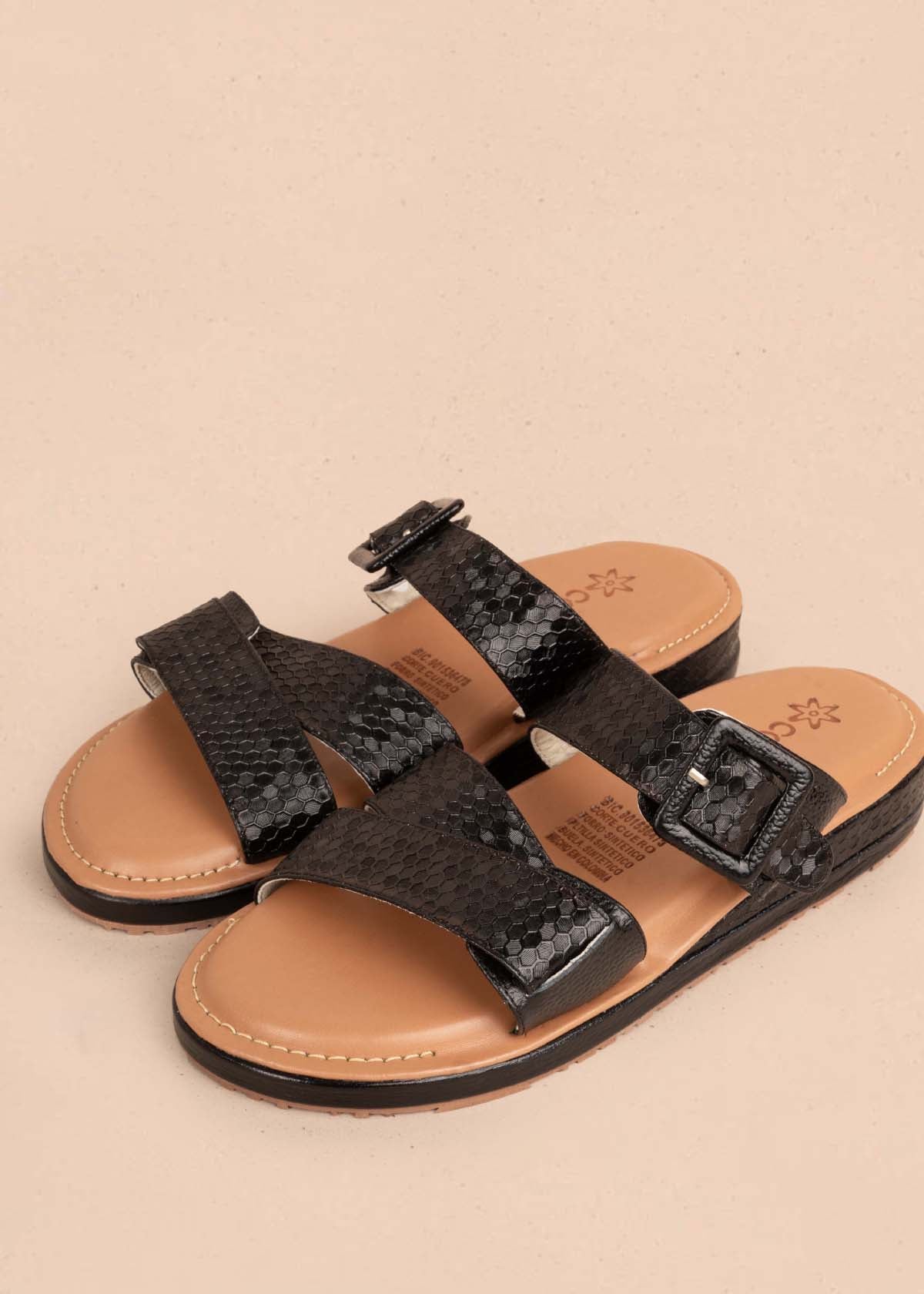 Sandalias planas en cuero color negro con textura croco 104790