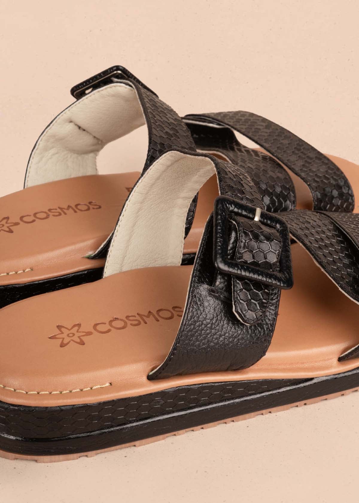 Sandalias planas en cuero color negro con textura croco 104790