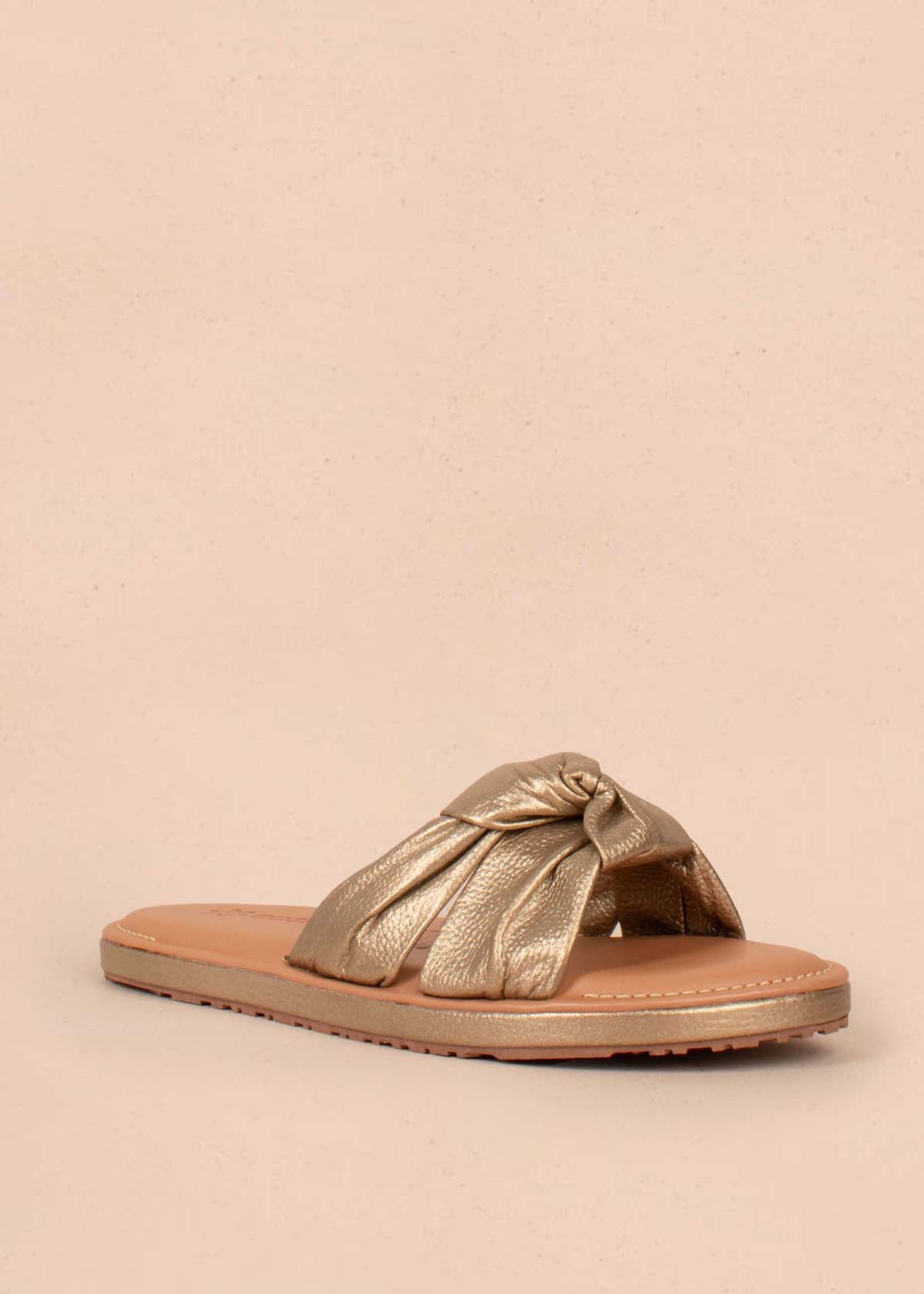 Sandalias planas en cuero color champaña con nudo decorativo 104791