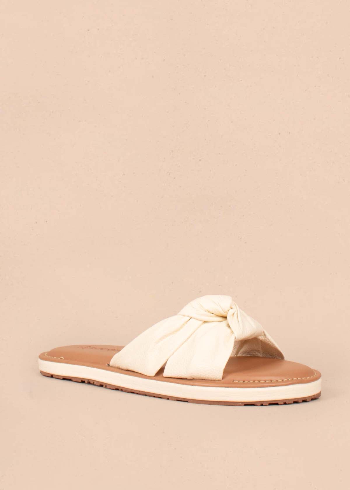 Sandalias planas en cuero color talco con nudo decorativo 104791