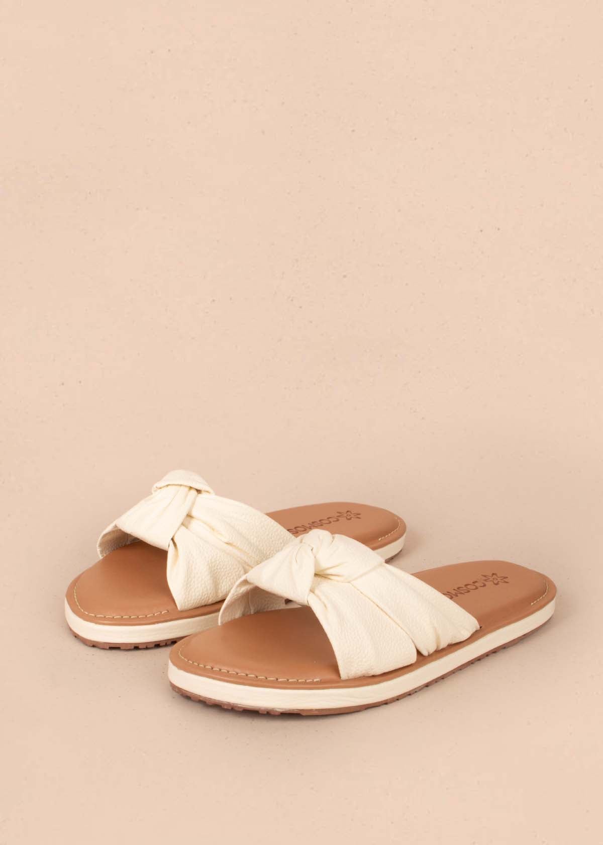 Sandalias planas en cuero color talco con nudo decorativo 104791