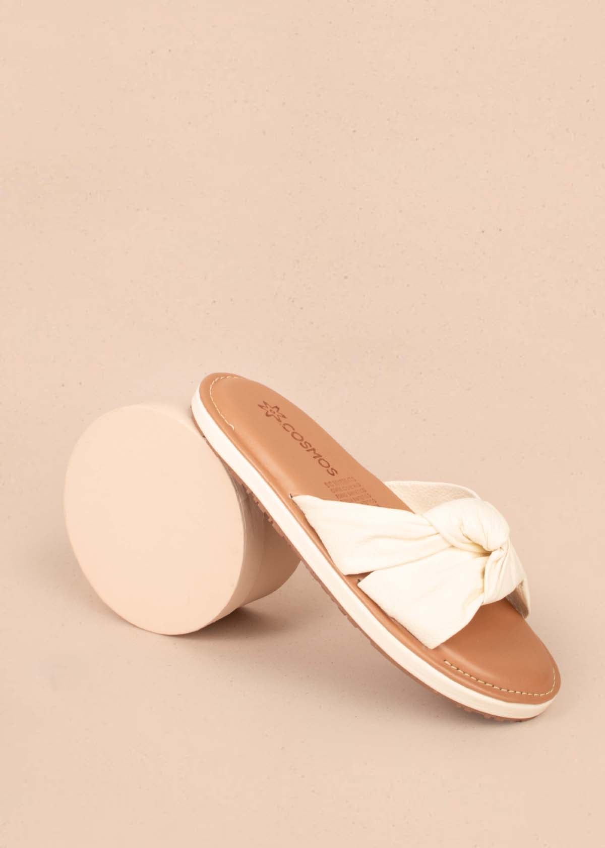 Sandalias planas en cuero color talco con nudo decorativo 104791