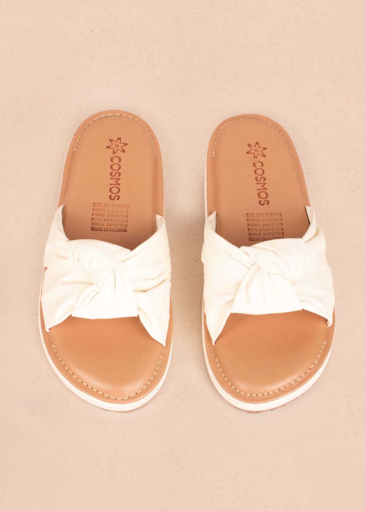 Sandalias planas en cuero color talco con nudo decorativo 104791