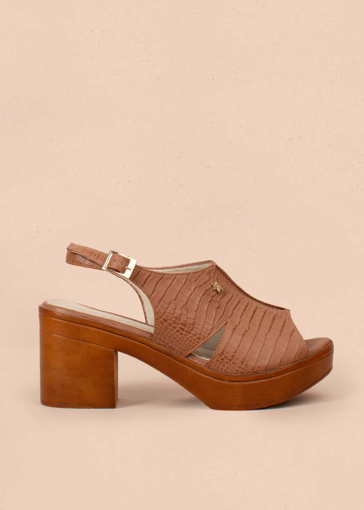 Sandalias en cuero color miel con plataforma 104792