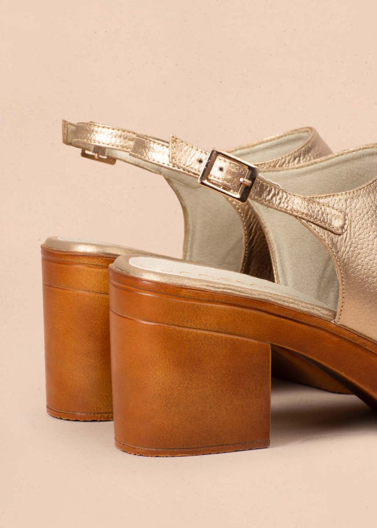 Sandalias en cuero color dorado con textura pitón y plataforma 104793