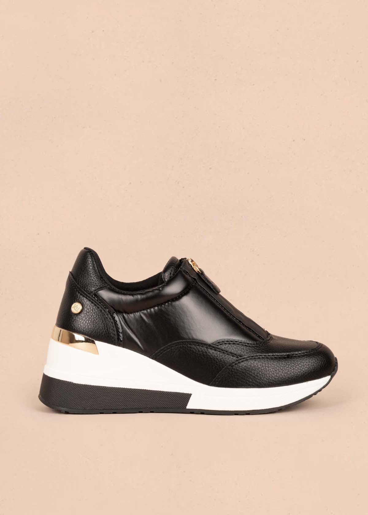 Tenis casuales color negro con cierre frontal 104842