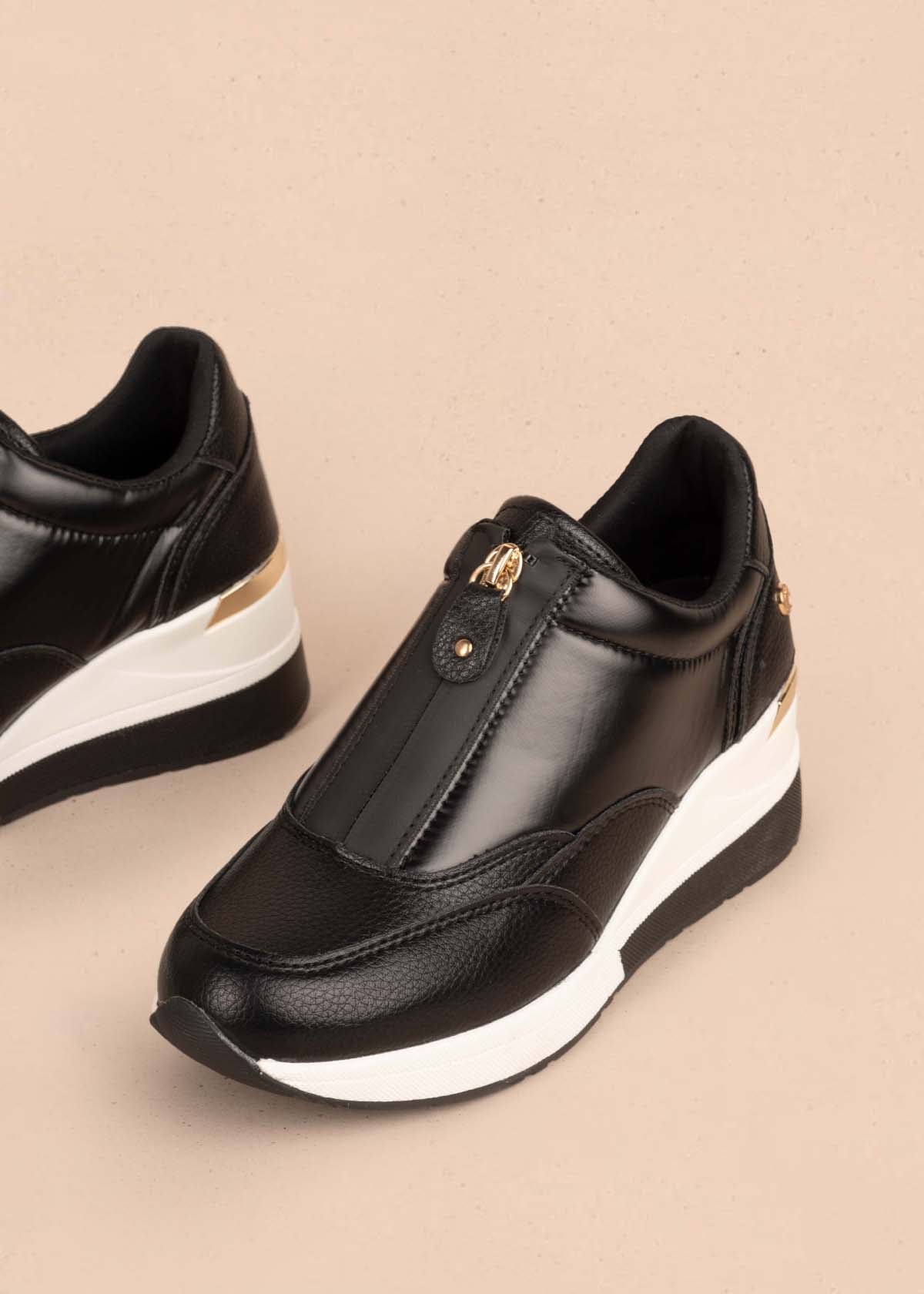 Tenis casuales color negro con cierre frontal 104842