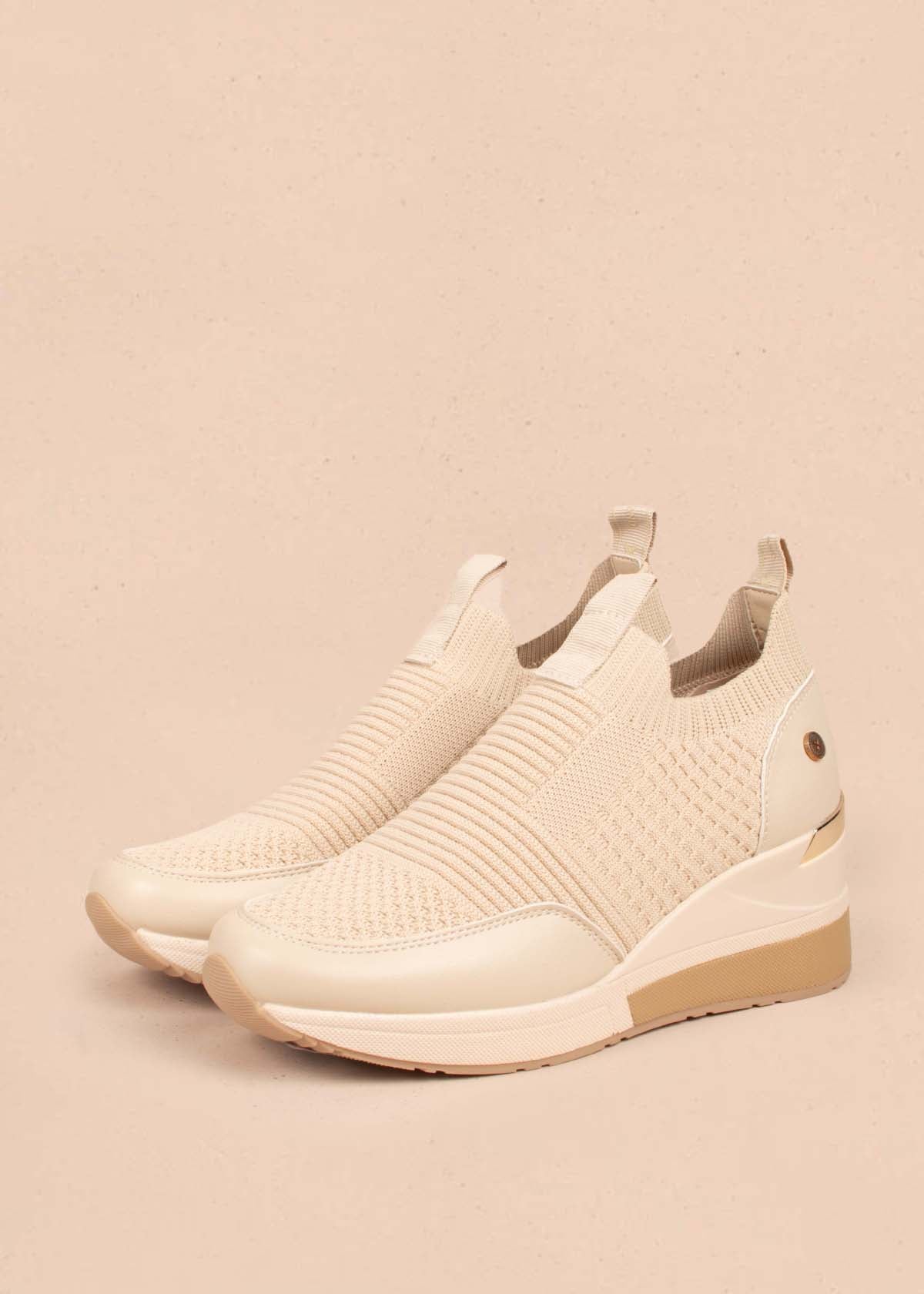Tenis deportivos color beige con malla tejida 104849