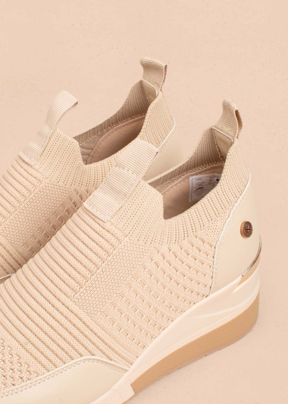 Tenis deportivos color beige con malla tejida 104849