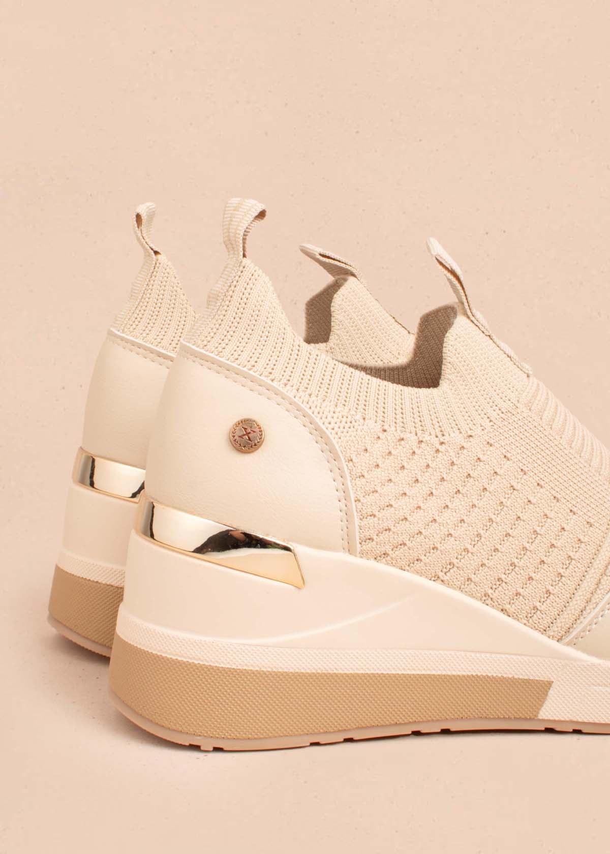 Tenis deportivos color beige con malla tejida 104849